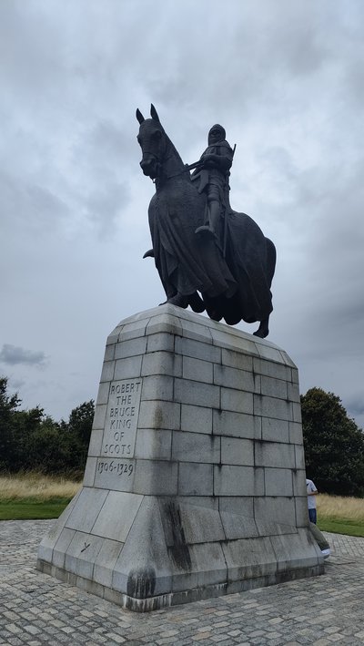 Statue of Robert the Bruce standing on the field of Bannockburn