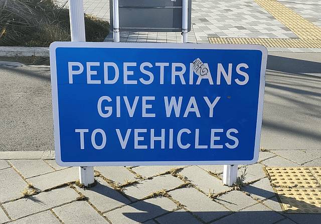 pedestrians_give_way_to_vehicles.jpg